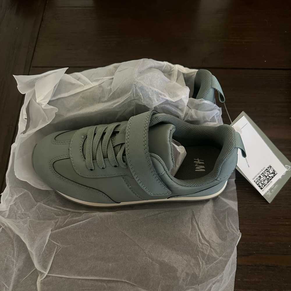 New H & M kids green sneakers
